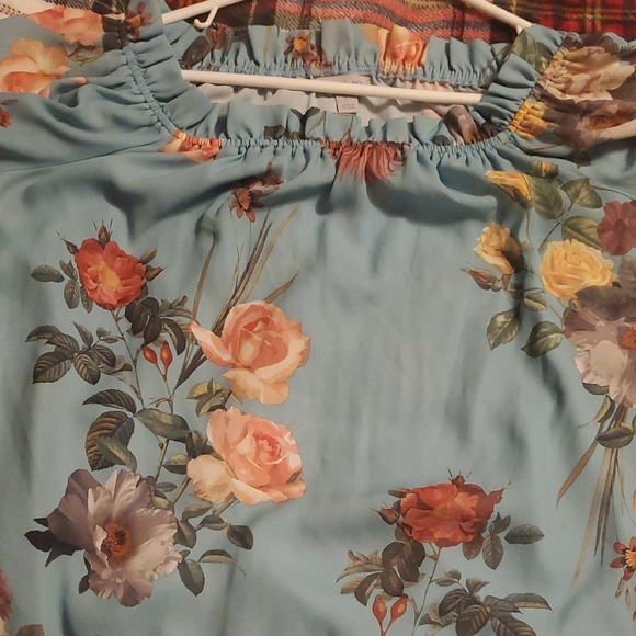 Elegant Blue Floral Blouse with Subtle Charm - Picture 4 of 5